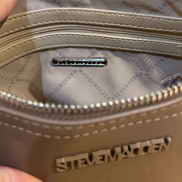 STEVE MADDEN Mushroom Dome Crossbody. Steve Madden Tan BMAGG-EE - Picture 3 of 8